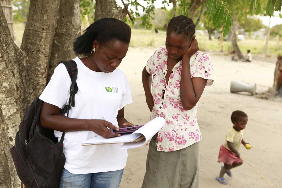 A CISM worker interviews a mother in Manhiça (Mozambique)