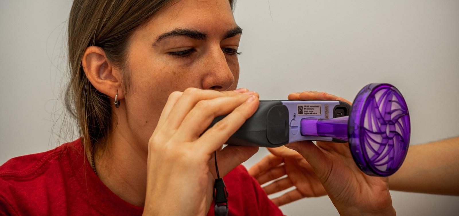 Una voluntaria realiza una espirometría durante un acto de la campaña "Pulmones sanos para toda la vida" realizado en Barcelona