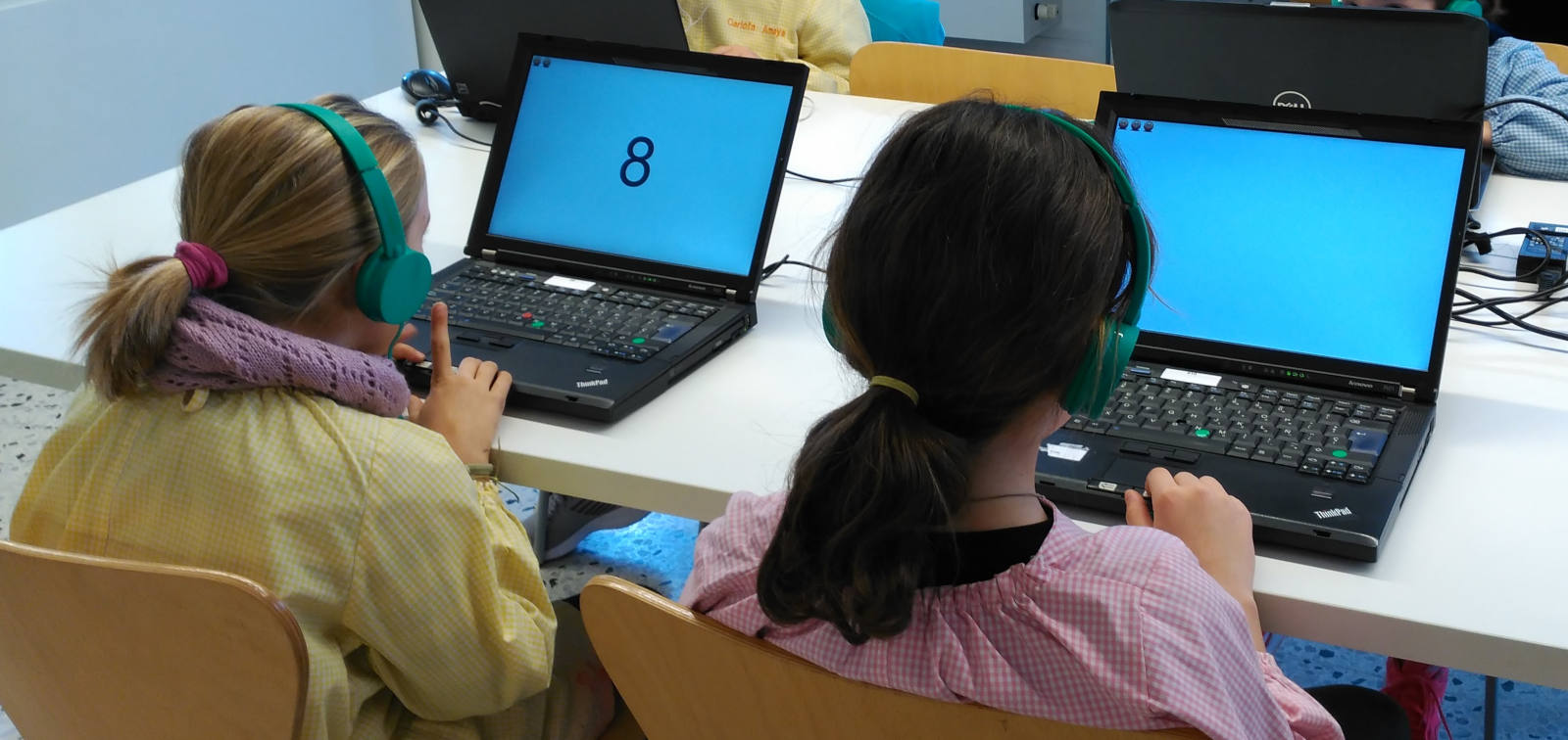 Dos niñas realizan un test cognitivo en una escuela de Barcelon