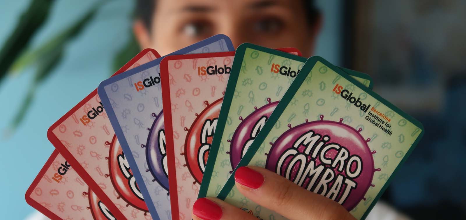 Jugadora tras las cartas del juego Micro-Combat