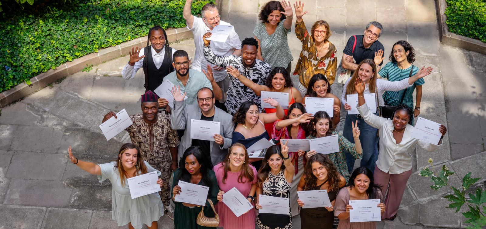 Vista aérea del alumnado y parte del profesorado del Máster en Salud Global de ISGlobal tras finalizar el curso 2022 2023