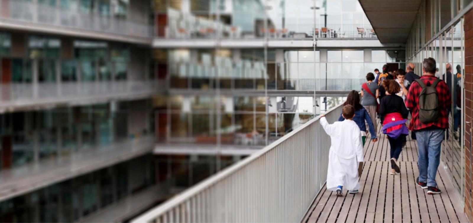 Un grup de gent caminant pels passadissos exteriors del PRBB a la jornada de portes obertes