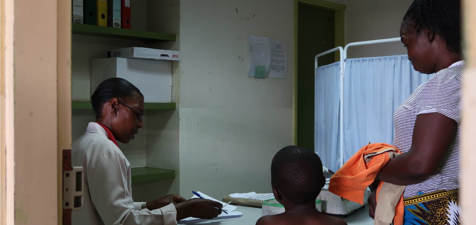 madre e hijo esperan la recta del médico en una consulta de un centro de salud en el áfrica subsahariana
