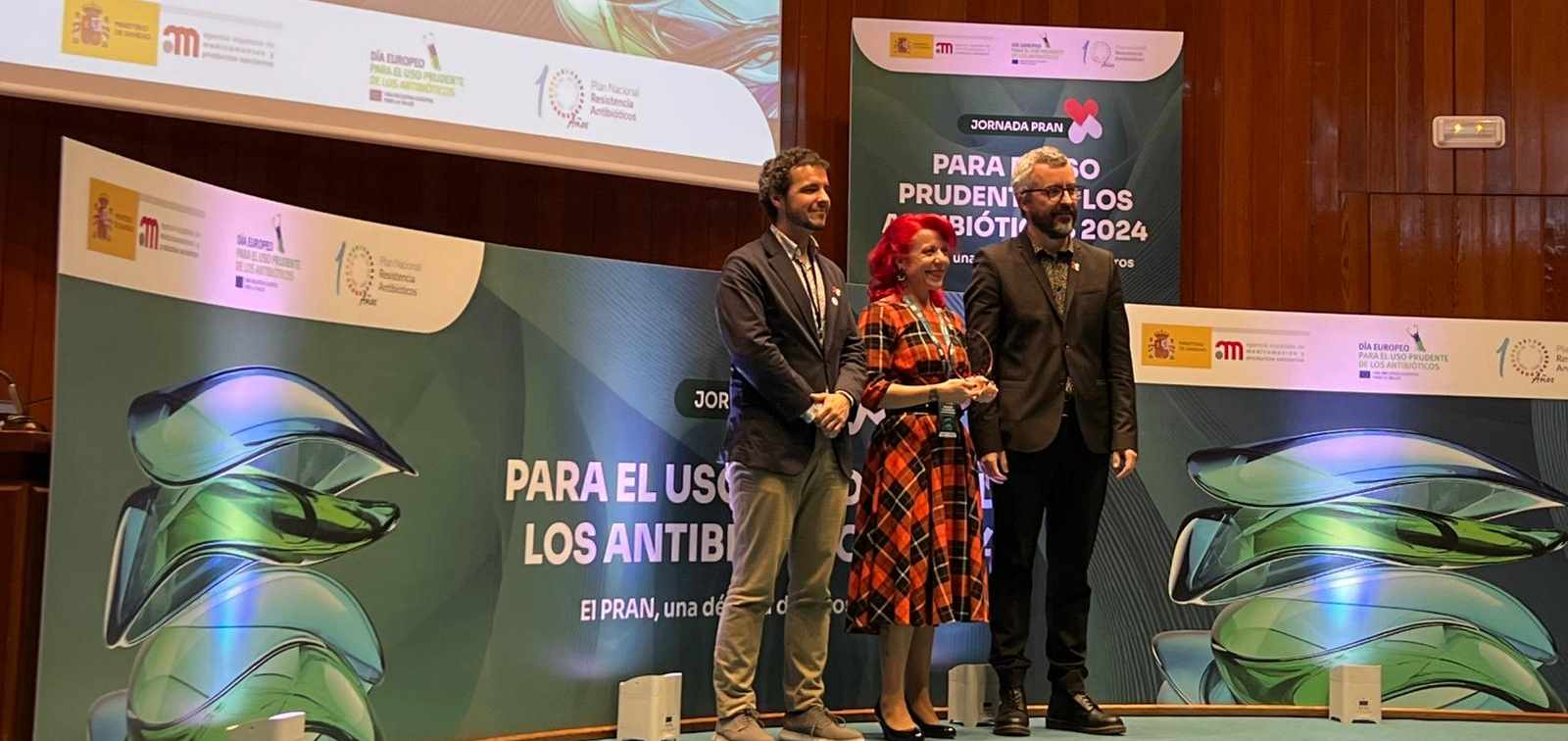 ISGlobal researcher Sara Soto collects the PRAN 2024 Award Antibiotic Resistance
