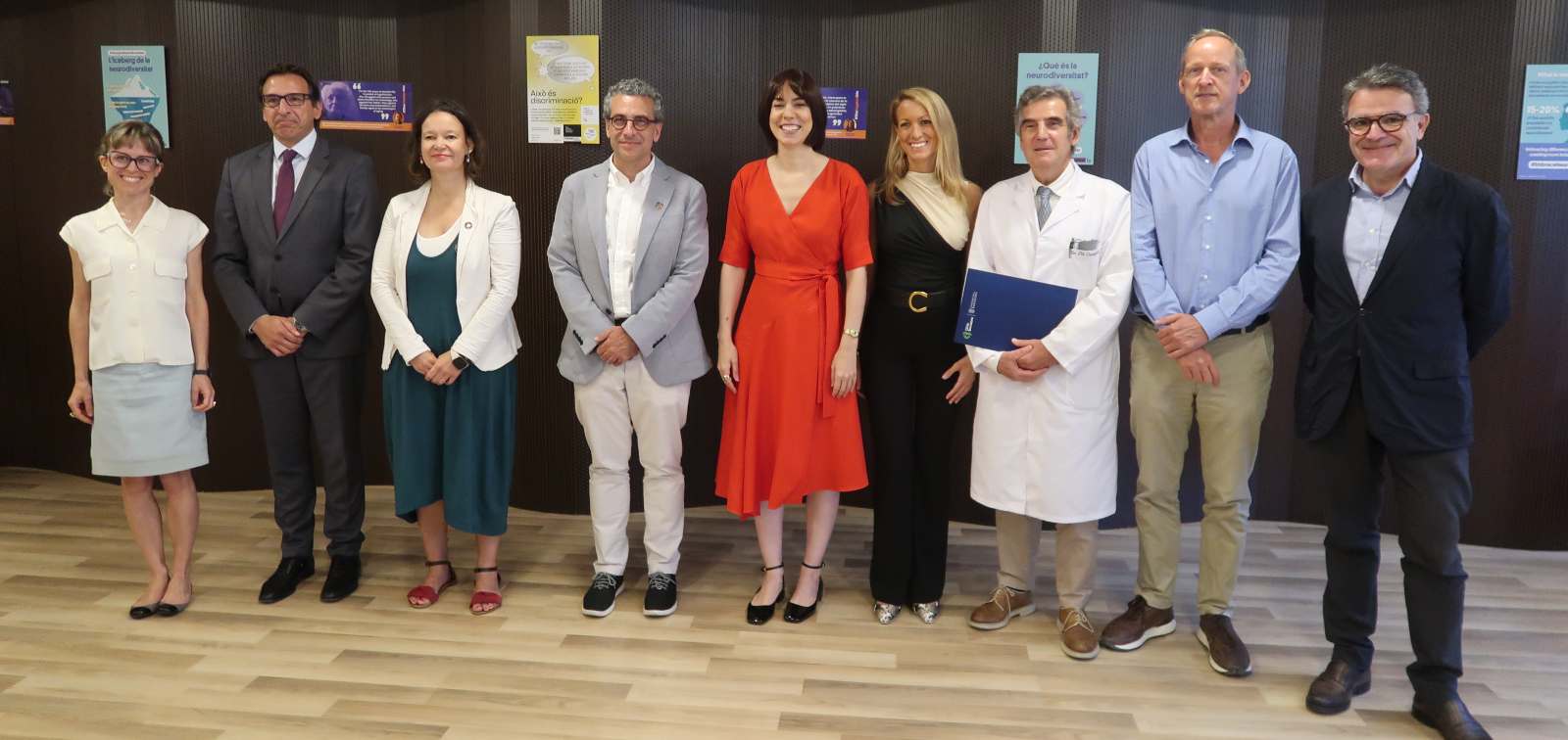 Ocho representantes de ISGlobal, Clínic y Caixa posan junto a la Ministra de Ciencia en su visita a las oficinas de ISGlobal