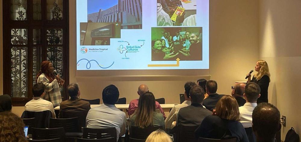 Ponent mira la pantalla durant la seva intervenció a la reunió de clausura del projecte VH COMSAVAC.