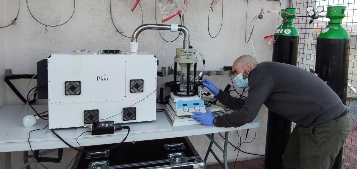 El investigador Alejandro Fontal, trabajando en el laboratorio con el dispositivo basado en fluorescencia láser para identificar bacterias en el aire.