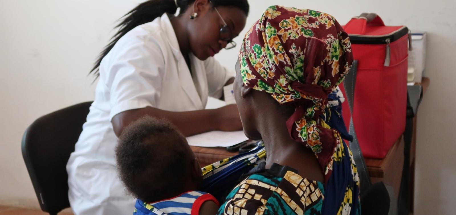 Una doctora atiende a una mujer y a su bebé en un hospital de Manhiça, Mozambique.