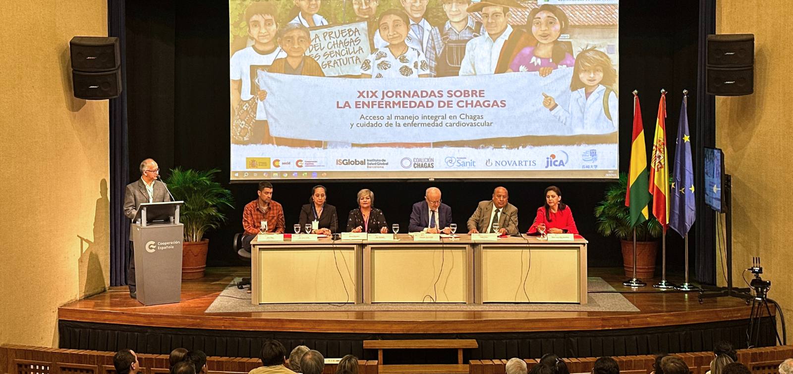 Ponentes participantes en una de las mesas redondas de las XIX Jornadas sobre la enfermedad de Chagas en Tarija, Bolivia.