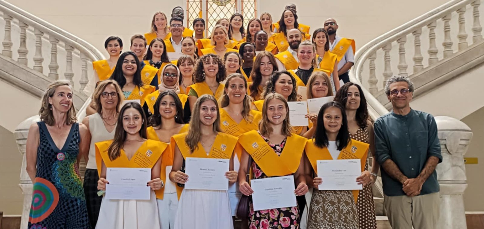 Anna Roca, ICREA Research Professor at ISGlobal, and Quique Bassat, Director of ISGlobal, alongside the graduates of the 2024–2025 academic year
