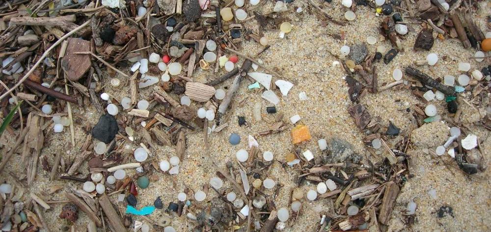 Invisibles, no regulados, injustos: Los microplásticos y la necesidad de un Tratado Global sobre Plásticos fuerte