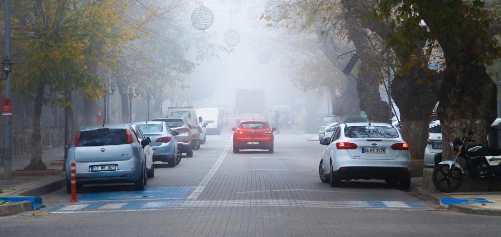 La imagen muestra una calle de una ciudad con altos niveles de contaminación provocados por el tráfico.