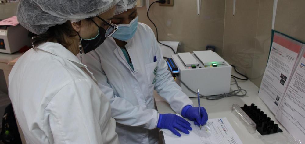 Investigadores en un laboratori de Bolívia.