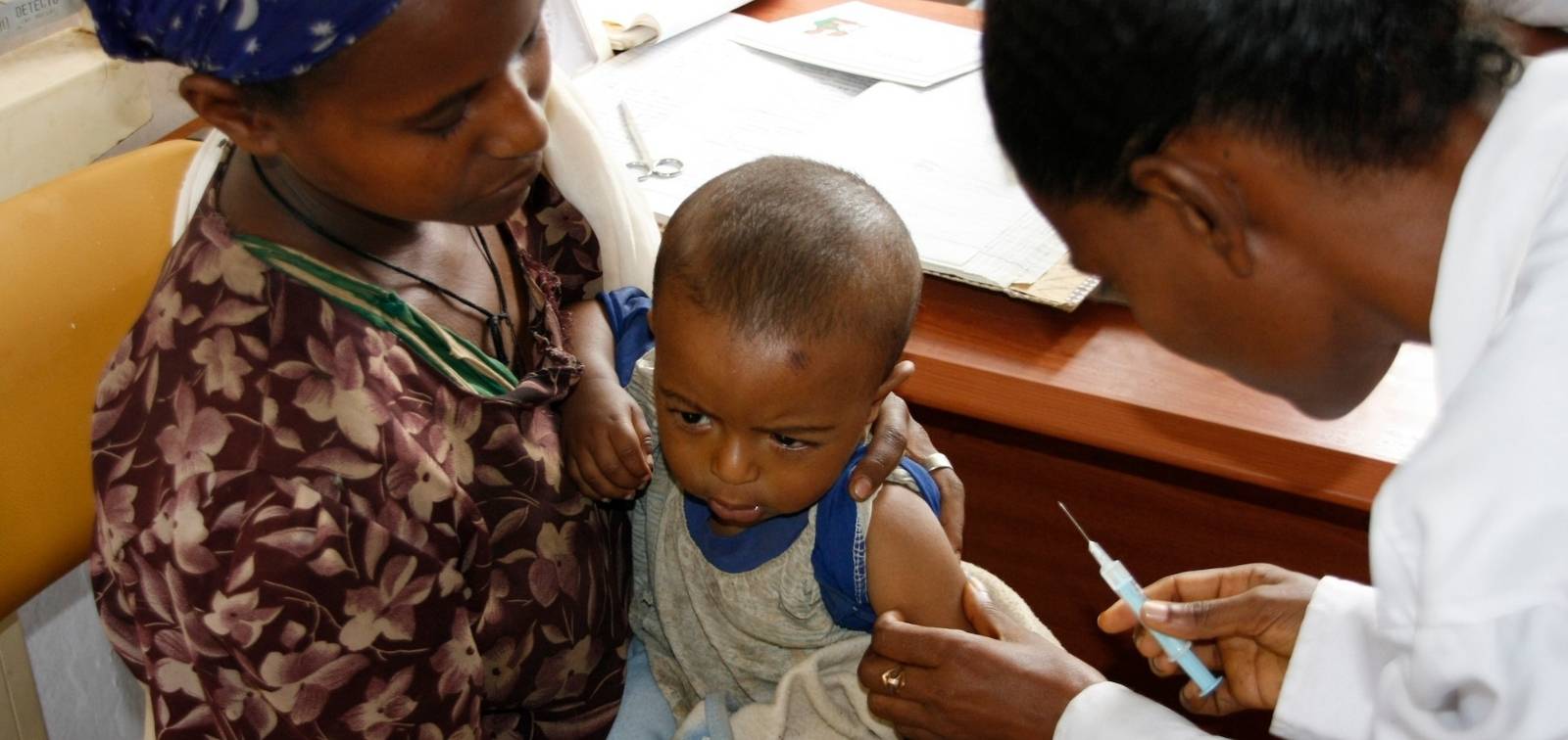 Nen de nou mesos a punt de rebre una vacuna a Etiòpia (Àfrica)