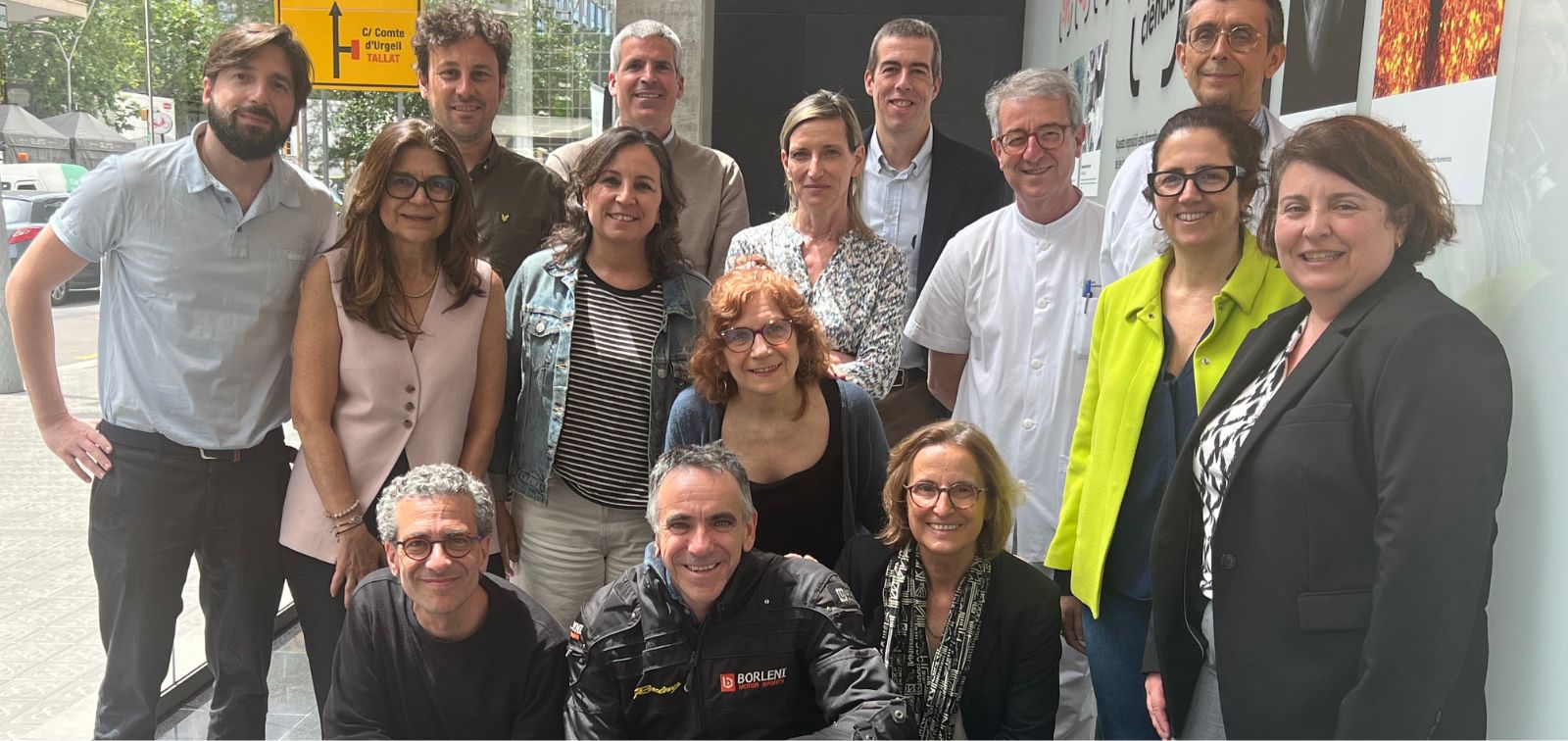 L’equip de coordinació del curs de Clínic Solidari dirigit a professionals de l’Hospital Central de Maputo (HCM), juntament amb directius i responsables de gestió i projectes d’ISGlobal i IDIBAPS.