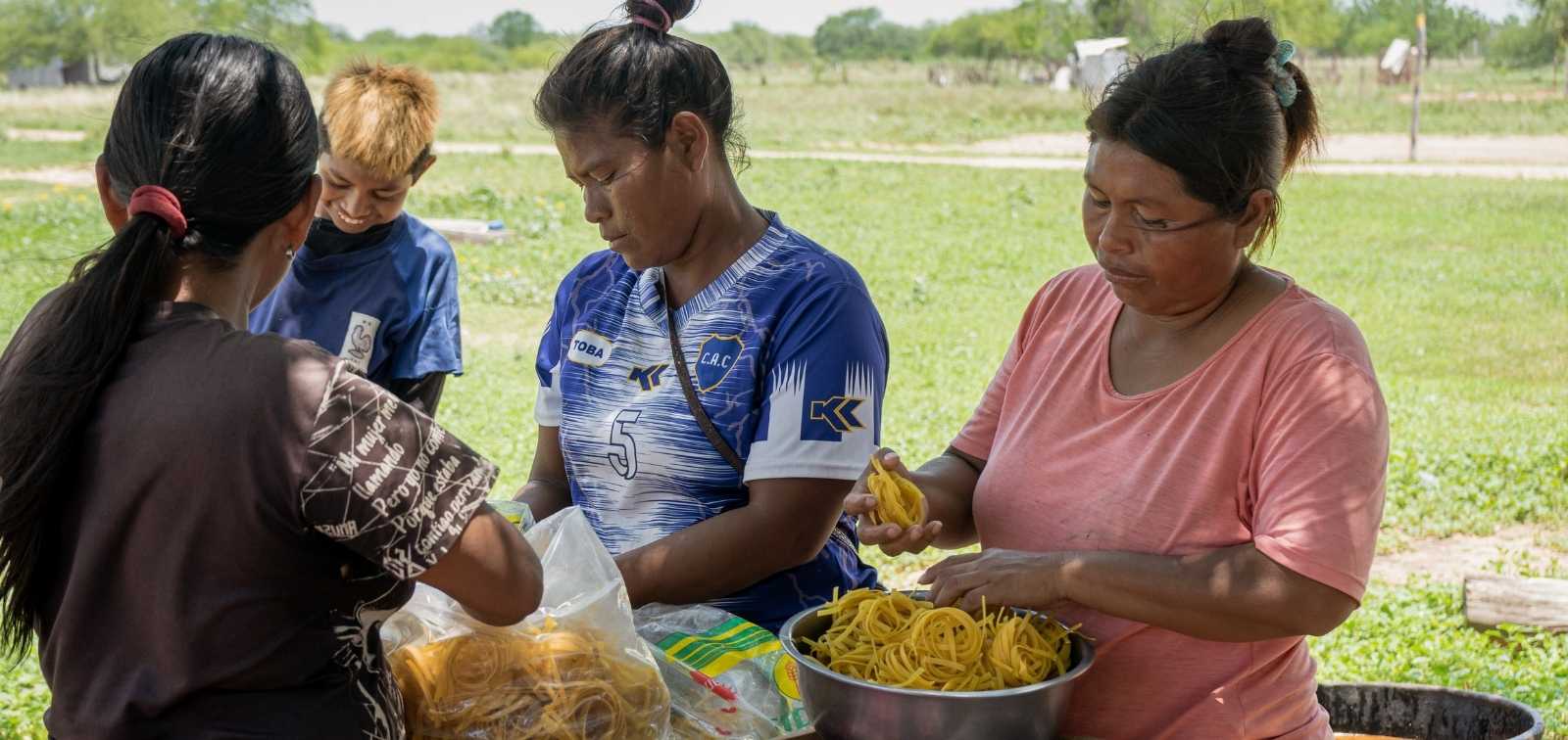 Un grupo de mujeres cocinando en una zona endémica de la enfermedad de Chagas en Paraguay.