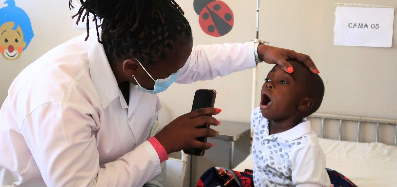 Una doctora examina un niño en el Hospital de Manhiça, en el sur de Mozambique.