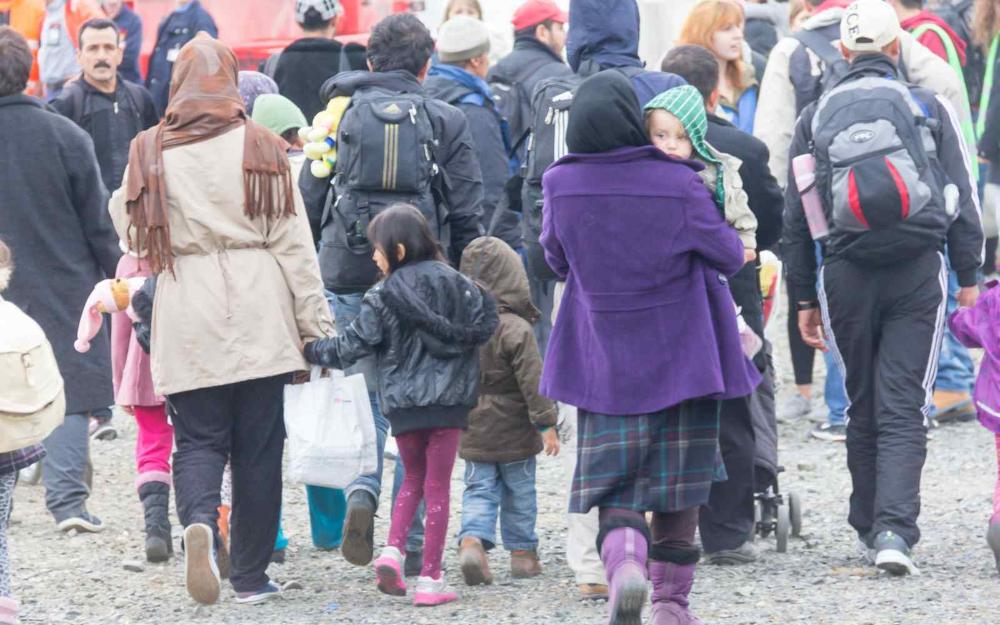 Refugiados caminando en la frontera alemana
