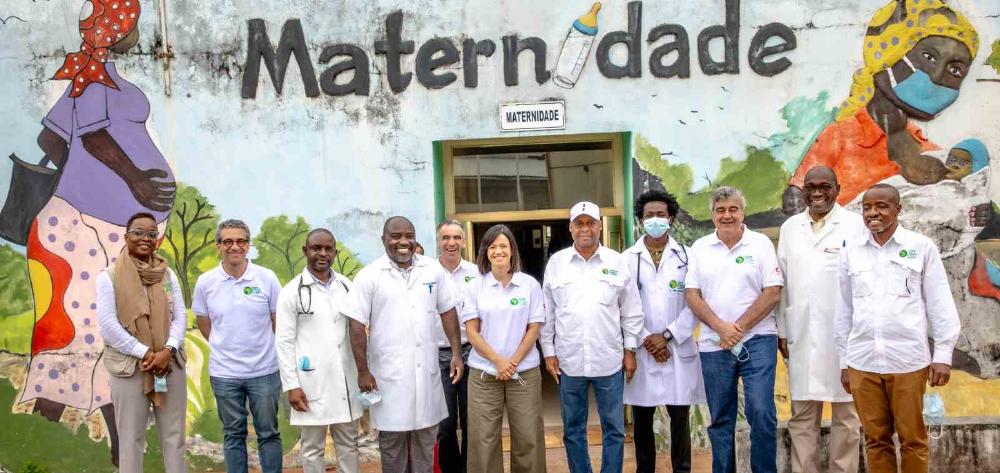 Equipos directivos de la Fundación la Caixa, ISGlobal y CISM frente a un edificio de maternidad en Manhiça, Mozambique