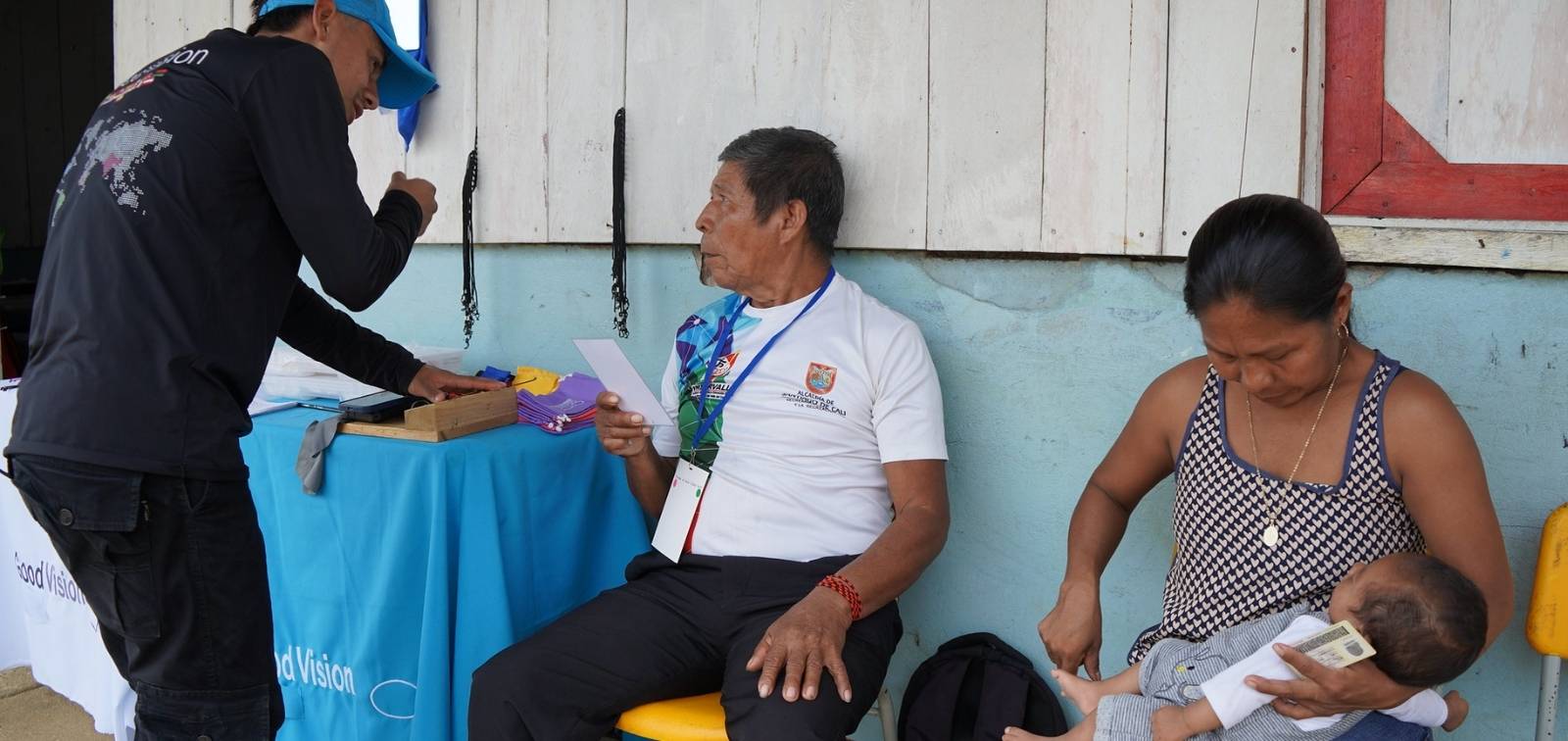 La imagen muestra a habitantes de la región amazónica de Colombia siendo atendidos en un centro de salud.