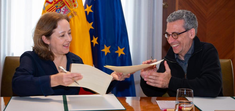 El director de ISGlobal, Quique Bassat, y la presidenta del CSIC, Eloísa del Pino, firman un acuerdo de colaboración en investigación. Les acompañan otros representantes de ambas instituciones.