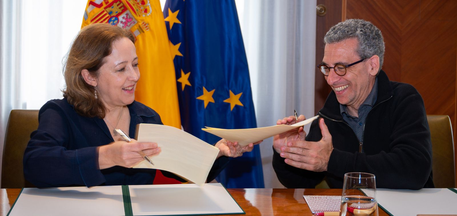 Eloísa del Pino, presidenta del CSIC, y Quique Bassat, director de ISGlobal, firman un acuerdo de colaboración.