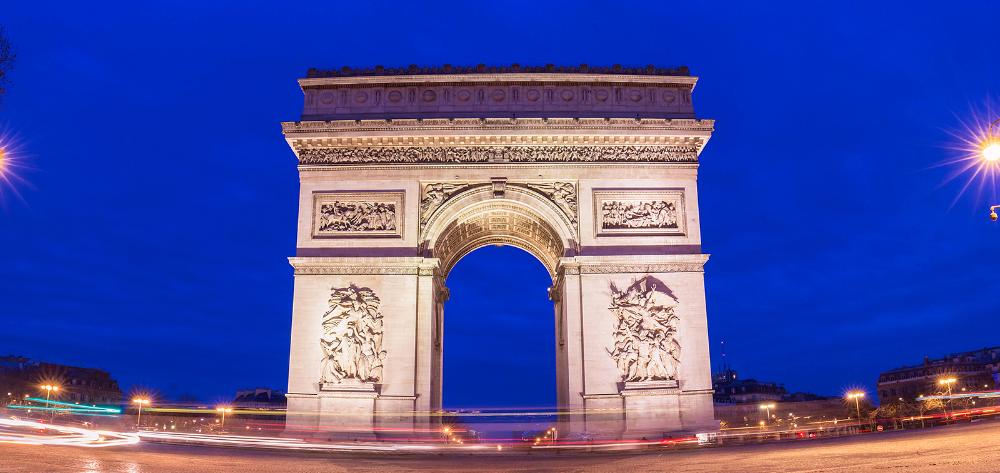 Portada del informe de políticas 'Francia: el coste humano y político de un donante en declive' que muestra el Arco del Triunfo de París.