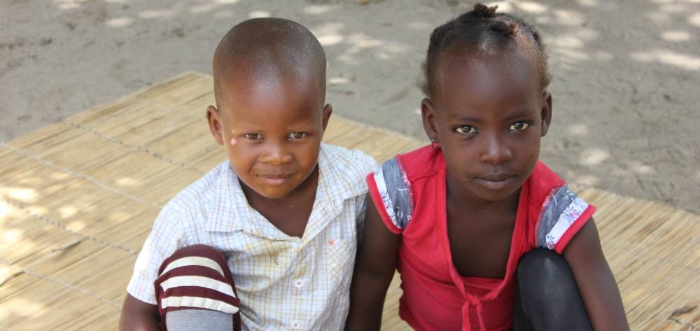 Niño y niña mirando la cámara en Mozambique