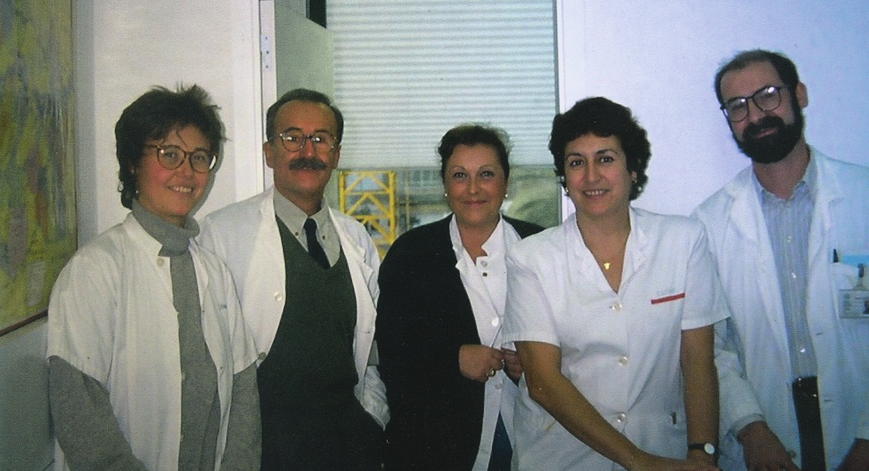 Los integrantes de la sección de medicina tropical del Hospital Clínic de Barcelona a mediados de los años 90. De izquierda a derecha: Laura Schiaffi, Manuel Corachan, Encarna Caralt, Teresa Mejias y Joaquim Gascon.