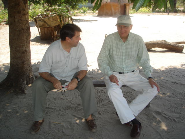 Joan Rodés (derecha), fundador de la Fundació Clínic per a la Recerca Biomèdica, impulsó la investigación en el centro sanitario. En la foto junto a Pedro Alonso, primer integrante de la Unidad de Epidemiología y Bioestadística del Hospital Clínic y fundador del CRESIB en 2006.