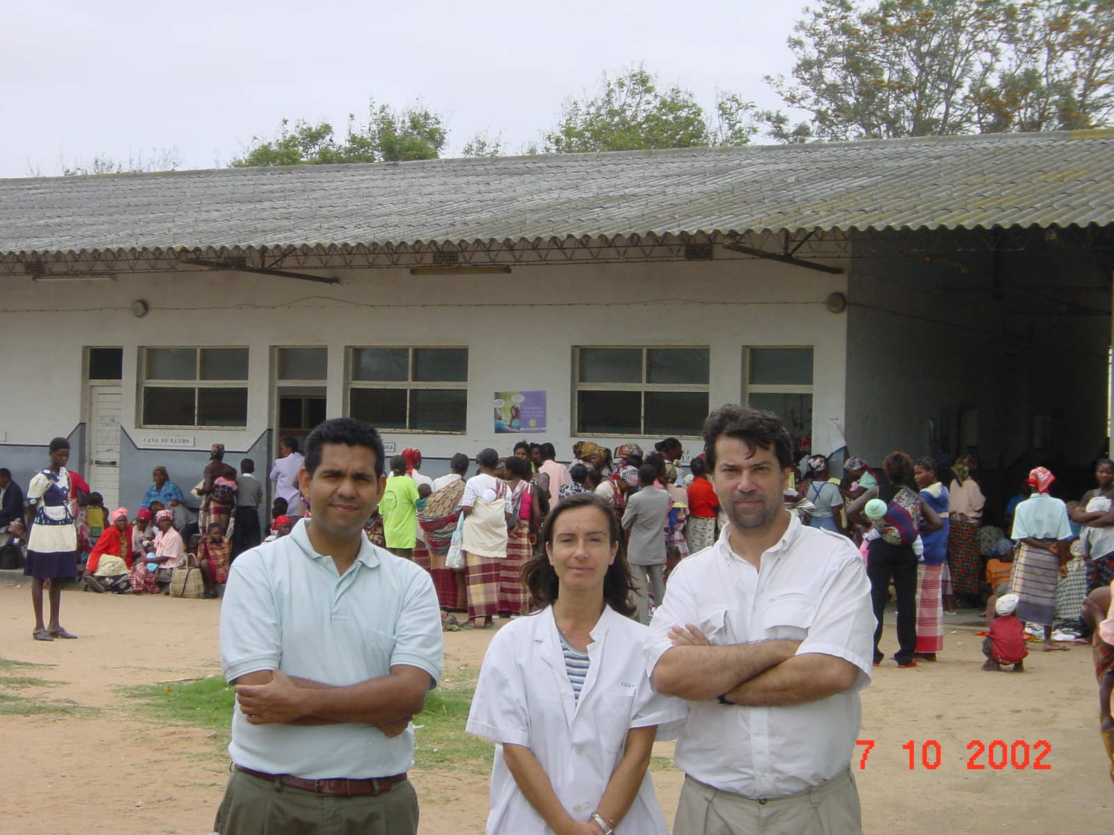 La investigación en salud internacional en el Hospital Clínic creció de manera exponencial en los 90 con la llegada de Pedro Alonso y Clara Menéndez. En la foto, en Mozambique, junto al estadístico John Aponte (izquierda), que colaboró con ellos durante casi 20 años.