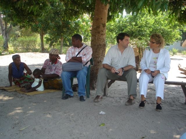 Tras la consolidación del CRESIB, la consellera de Sanidad de la Generalitat de Catalunya, Marina Geli, visitó el CISM en 2007. El apoyo de la Generalitat ha sido esencial para impulsar la investigación en salud internacional en España y Mozambique. En la foto, junto a Pedro Alonso.