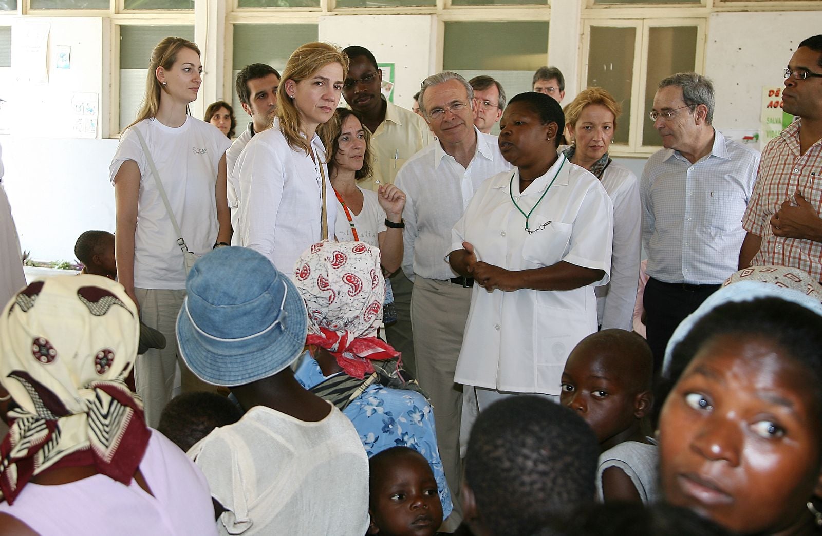 La infanta Cristina, directora del Área Internacional de la Fundación “la Caixa” e Isidre Fainé, presidente de “la Caixa”, visitaron el CISM en 2008. En ese viaje se comenzó a gestar la idea de la creación de ISGlobal.