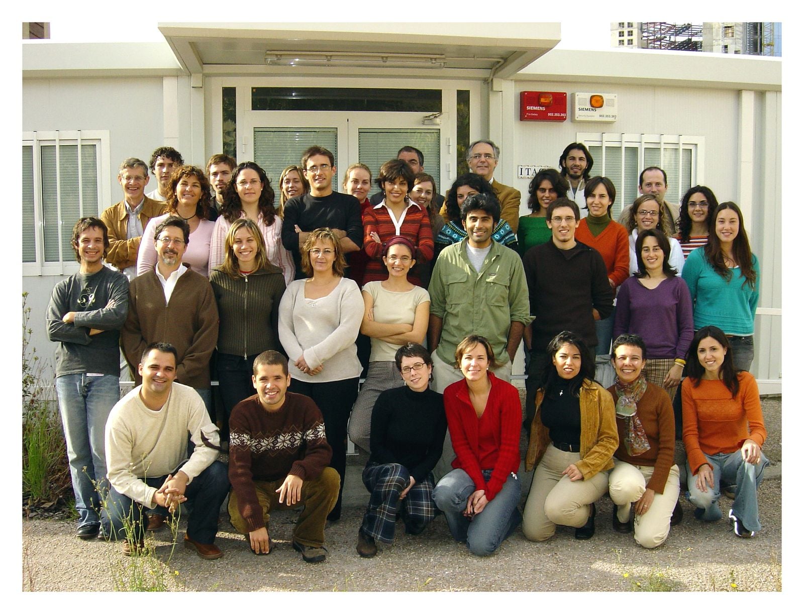 La Unidad de Investigación Respiratoria y Medioambiental (URRA), situada junto al Hospital del Mar, sentó los cimientos de la investigación epidemiológica ambiental en Barcelona. En la foto, el equipo en 2004.