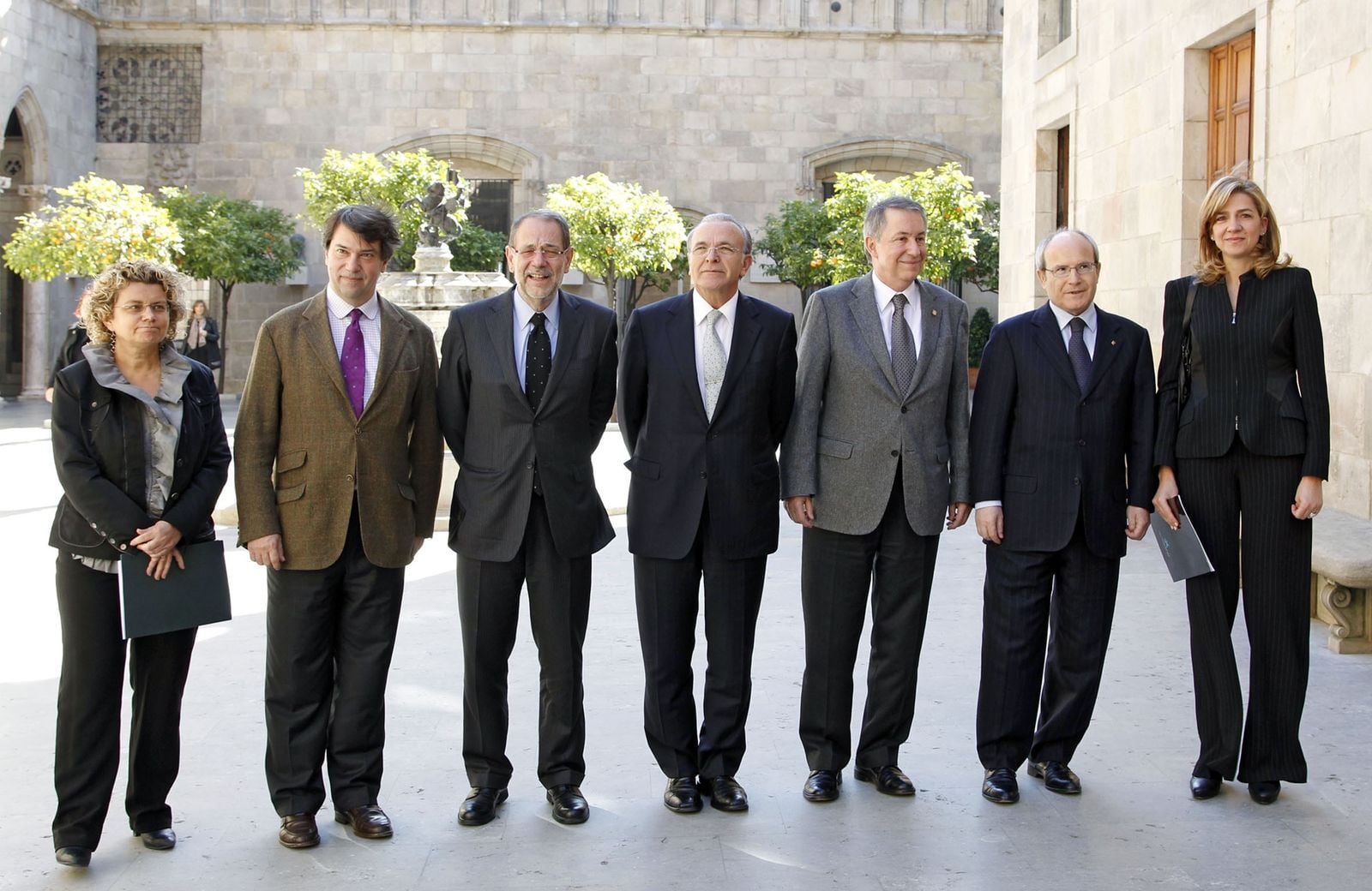 De izquierda a derecha: Marina Geli, Pedro Alonso, Javier Solana, Isidre Fainé, Dídac Ramírez, José Montilla y la Infanta Cristina el día que se constituyó ISGlobal en 2010.