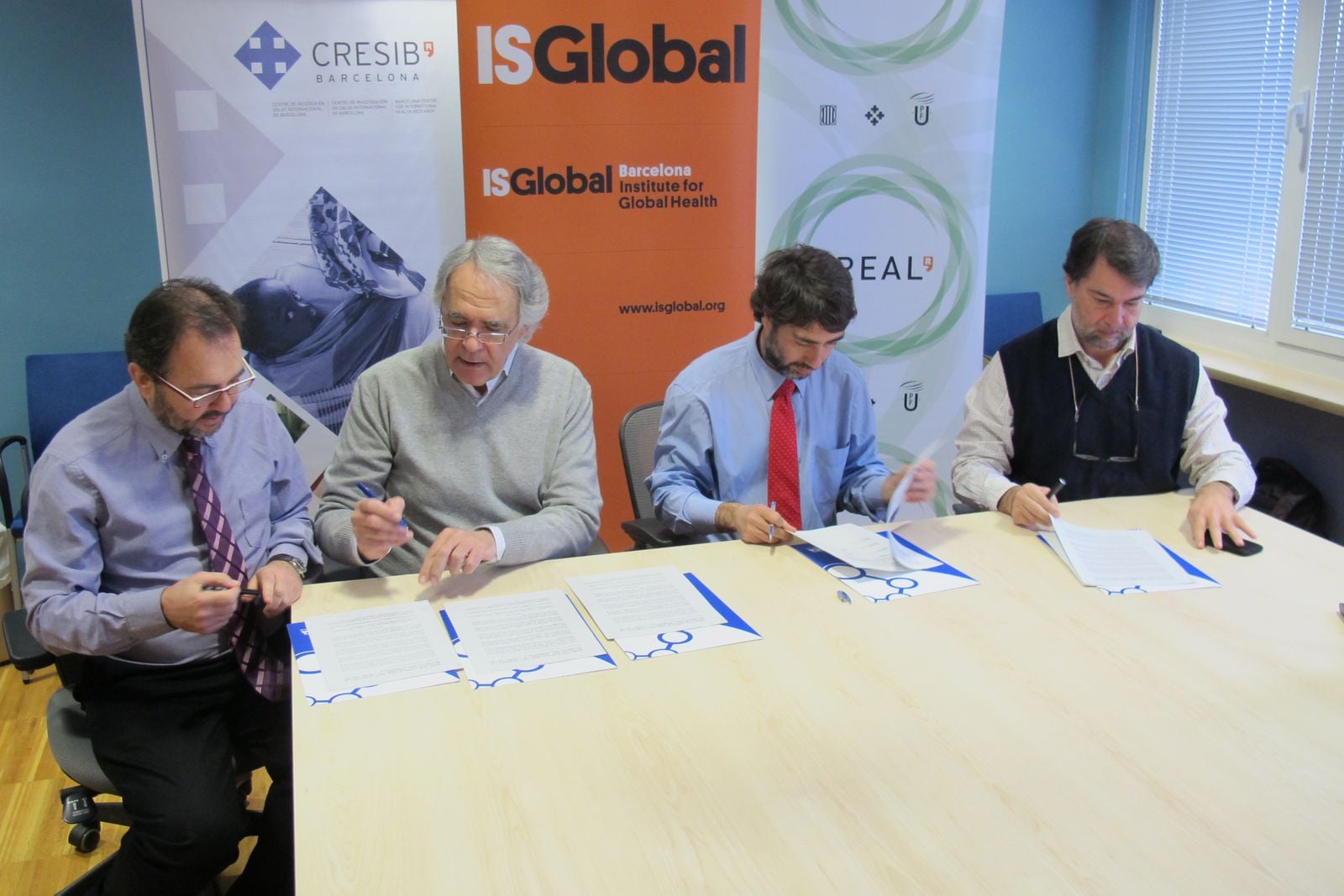 Firma del convenio SUMA, en febrero de 2013, entre ISGlobal, el CRESIB, el CREAL y el sistema CERCA (Generalitat de Catalunya). En la foto, de izquierda a derecha: Antoni Plasència (director del CRESIB), Josep Maria Antó (director del CREAL), Lluís Rovira (director de CERCA) y Pedro Alonso (director de ISGlobal).
