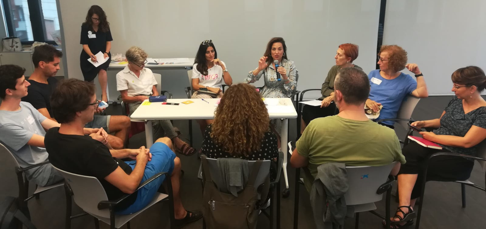 Persones reunidas a taula