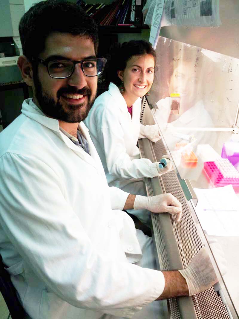 Lucía Pastor and César Velasco, at the Laboratory of Immunology of the CISM.