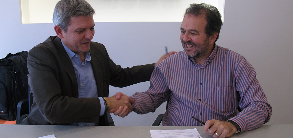 Fernando Mudarra and Antoni Plasència, general directors of Ayuda en Acción and ISGlobal, sign a collaboration agreement to work together.