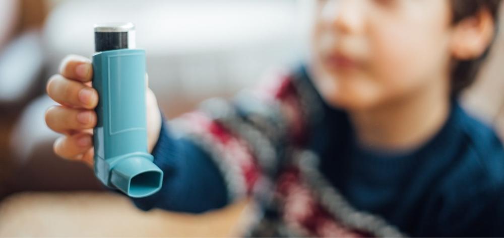Nen mostrant un inhalador a càmera