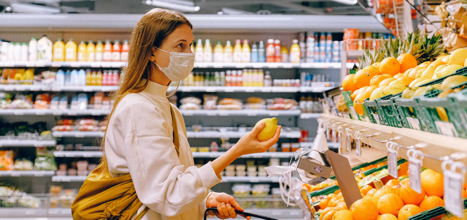 Mujer con mascarilla comprando