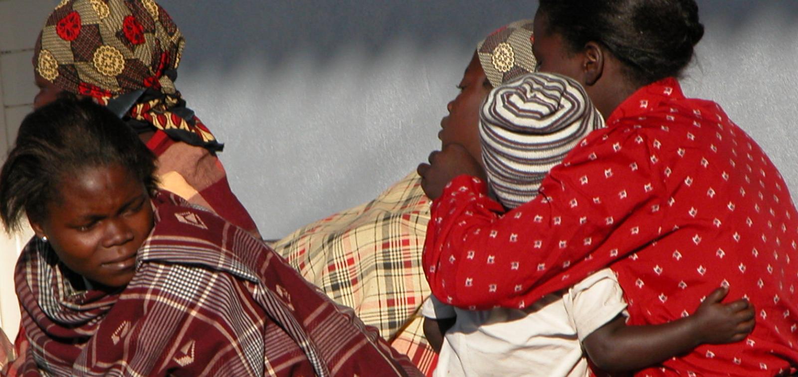 Madres y sus hijos en Mozambique