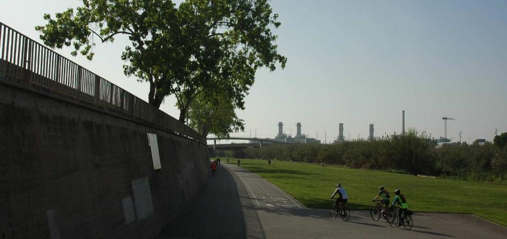 Ciclistas en el Parque Fluvial del Besòs, un espacio público ubicado a lo largo de los últimos 9 kilómetros del cauce del río Besòs, desde la confluencia con el río Ripoll hasta la desembocadura en el mar Mediterráneo. Con una superficie total de 115 hectáreas es uno de los espacios verdes más importantes de la región metropolitana de Barcelona sobre todo si consideramos su ubicación, formando parte del continuum urbano de las ciudades de Barcelona, Santa Coloma de Gramenet, Sant Adrià de Besòs y Montcada i Reixac.