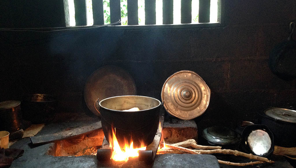 Cacerola al fuego en una cocina de leña, en una casa de la India