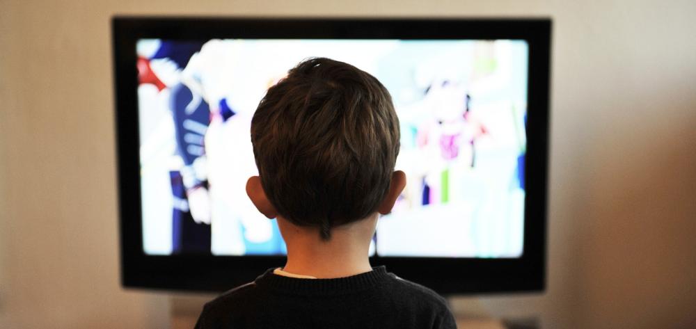 Niño mirando la televisión