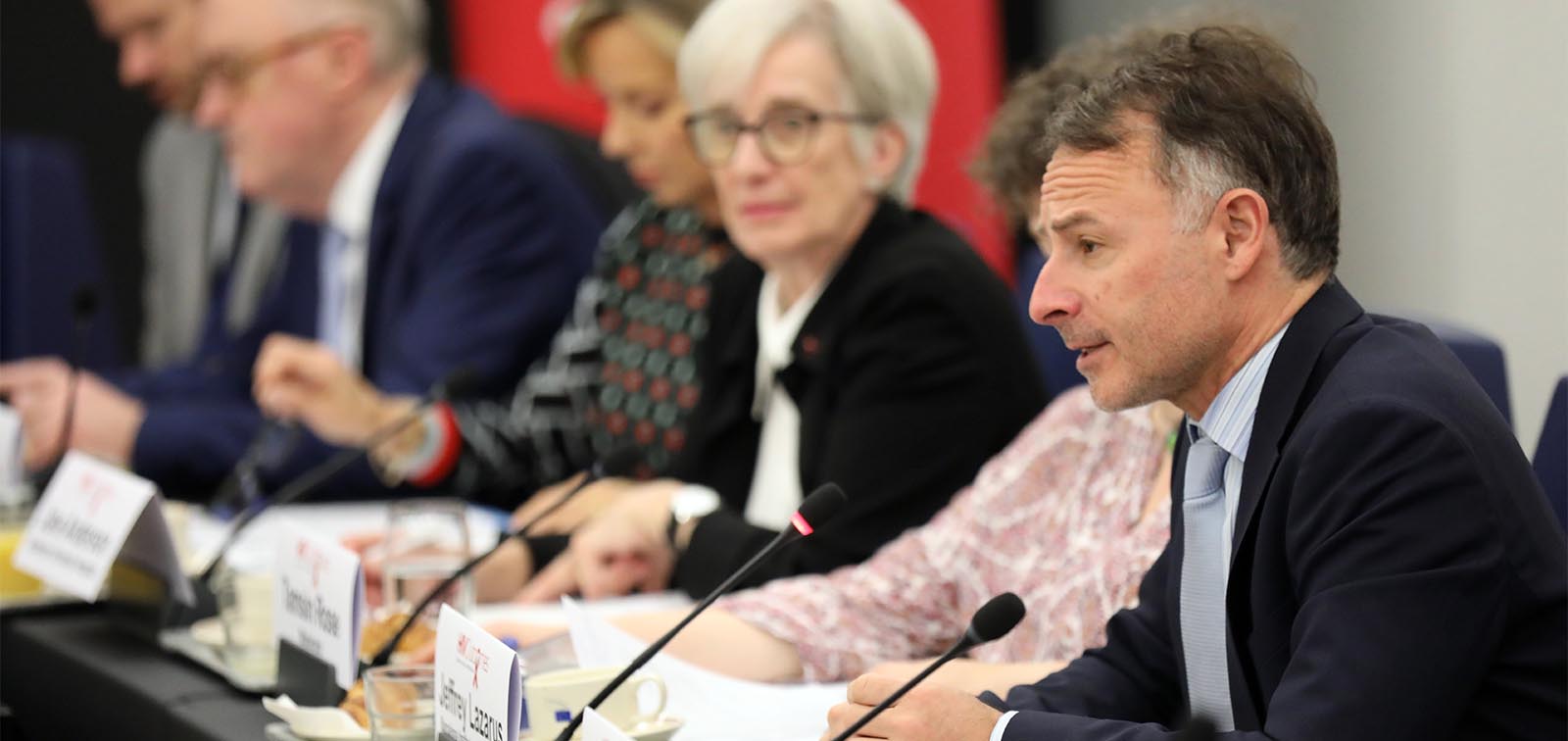 La iniciativa HIV Outcomes, co-liderada por el investigador de ISGlobal Jeffrey V Lazarus, reclama una nueva era en la atención al VIH, ‘más allá de la supresión viral’