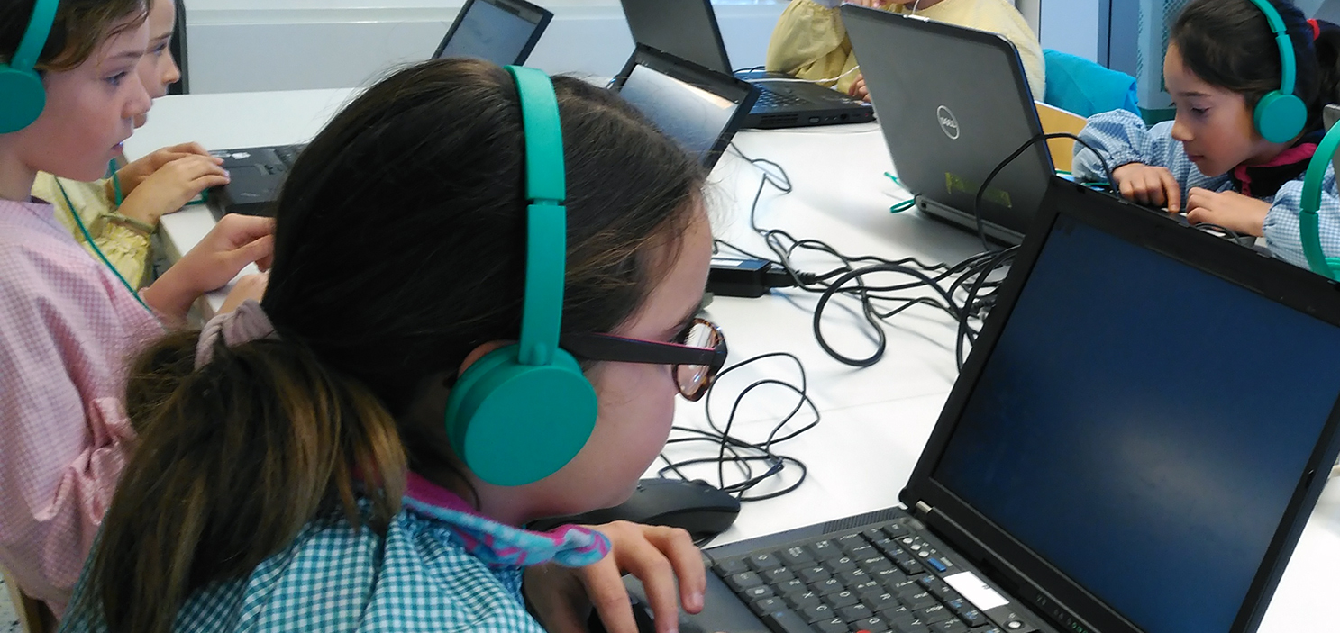 Participants del projecte BREATHE d'una escola de Barcelona realitzant test per ordinador