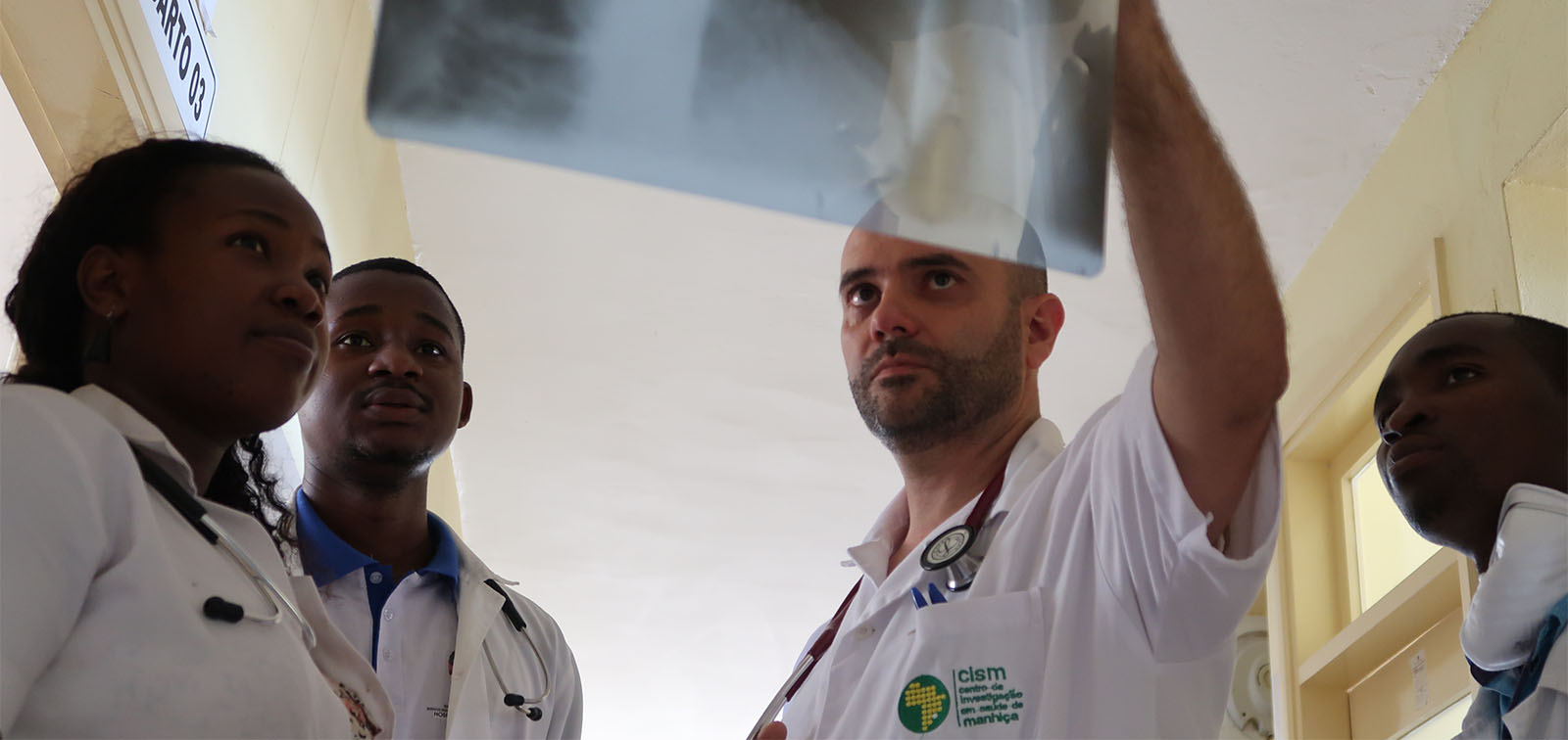 Especialistas en tuberculosis en el Hospital de Manhiça, Mozambique