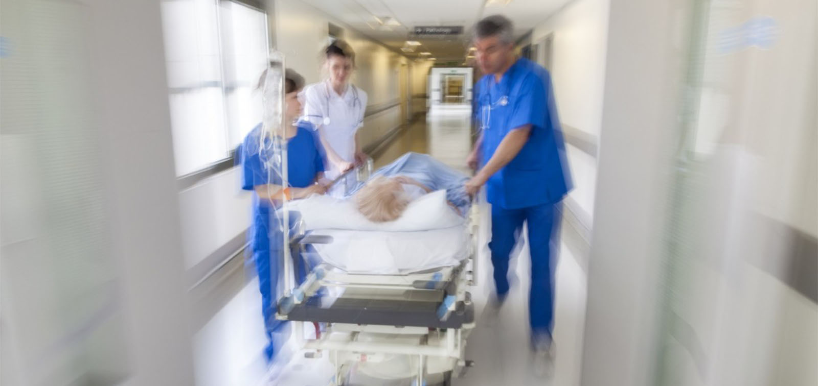 Personal mèdic tranporta un pacient hospitalari