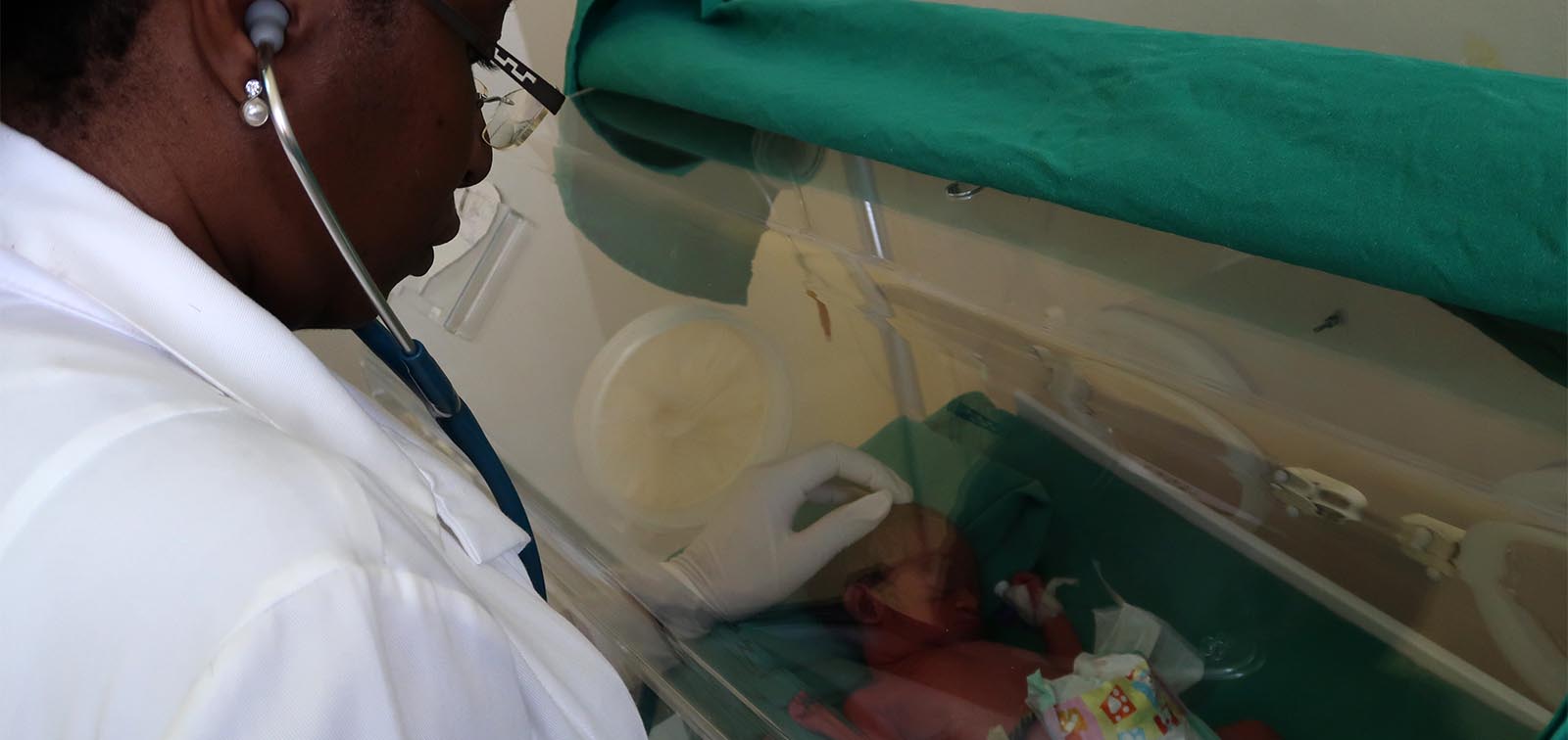 Cures mèdiques a un bebè prematur a l'Hospital de Manhiça, Moçambic